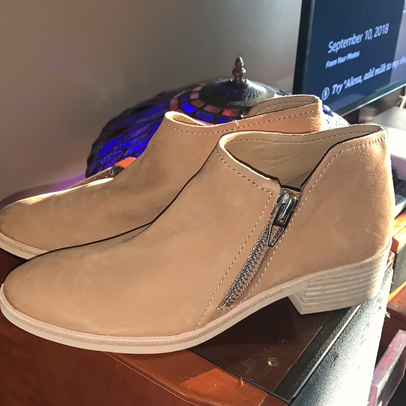 Dolce Vita Shoes - Dolce Vita camel tan ankle suede bootie sz